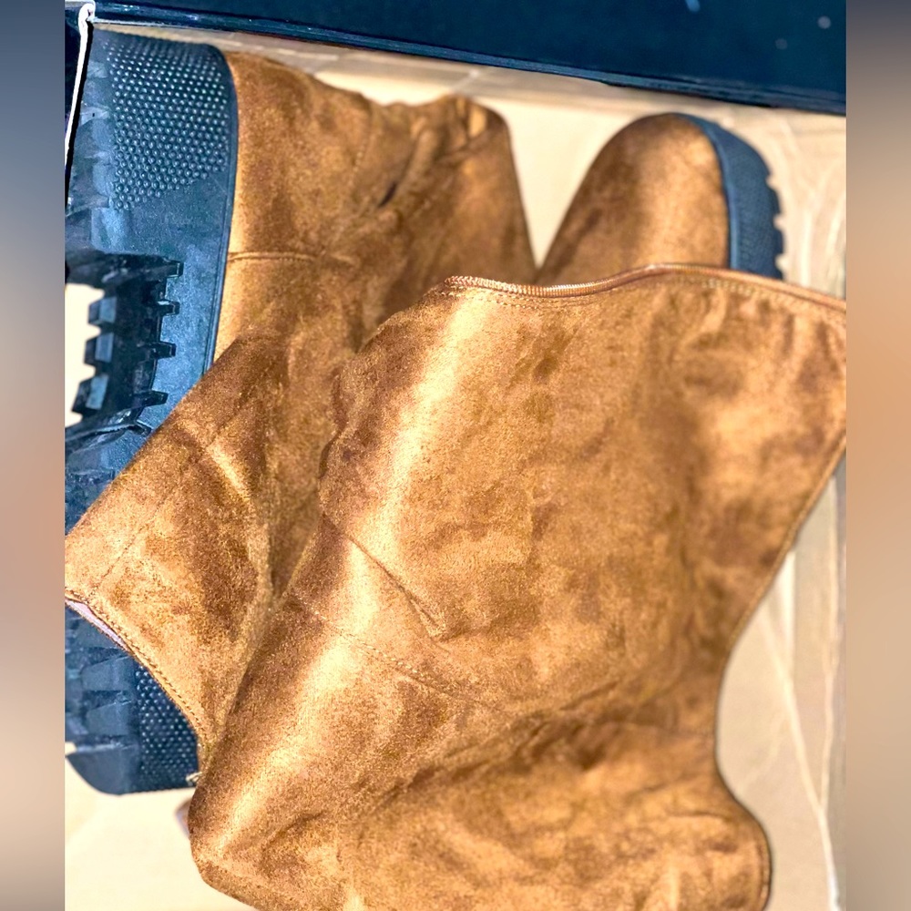 Women’s boots size 7 (knee high)